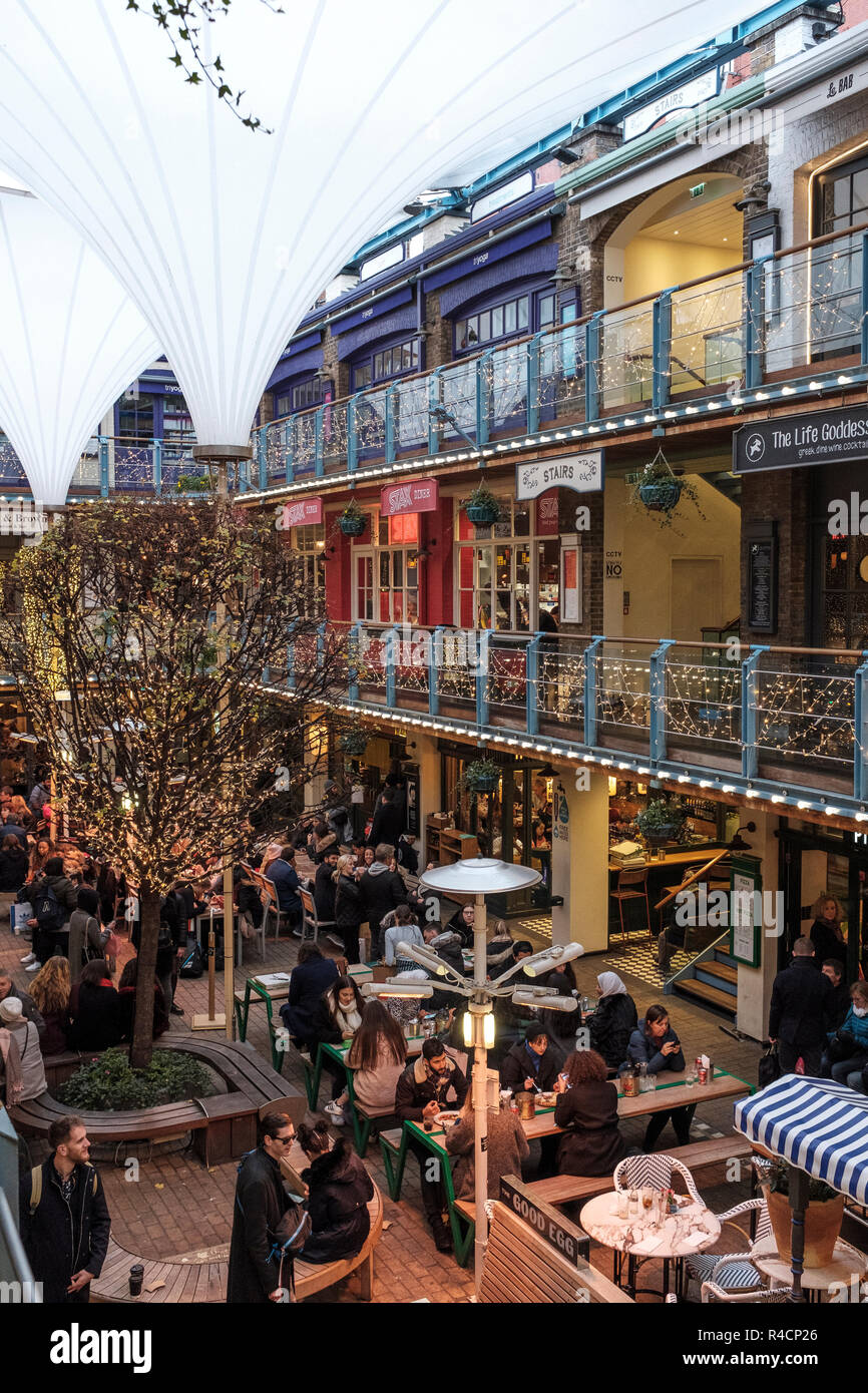 UK,Lonon,Cour Royale Carnaby's iconic Cour Royale est un édifice de trois étages en plein air de l'alimentation et destination culinaire au coeur du West End de Londres. L'uni Banque D'Images