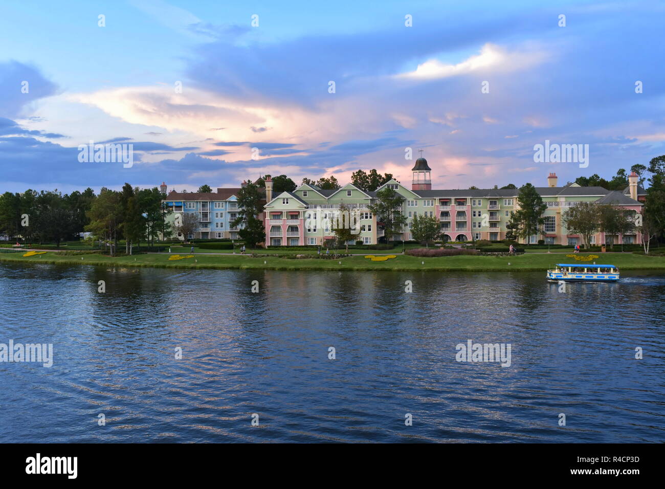Orlando, Floride. 18 novembre 2018, cet hôtel de style Victorien colorés sur le magnifique ciel nuageux fond coucher de Lake Buena Vista Banque D'Images