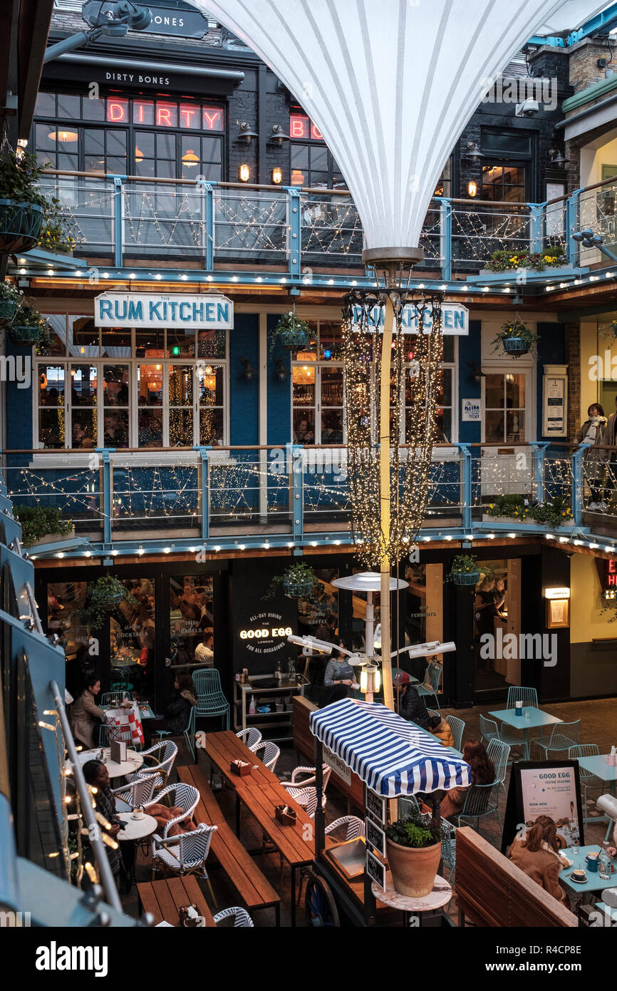 UK,Lonon,Cour Royale Carnaby's iconic Cour Royale est un édifice de trois étages en plein air de l'alimentation et destination culinaire au coeur du West End de Londres. L'uni Banque D'Images