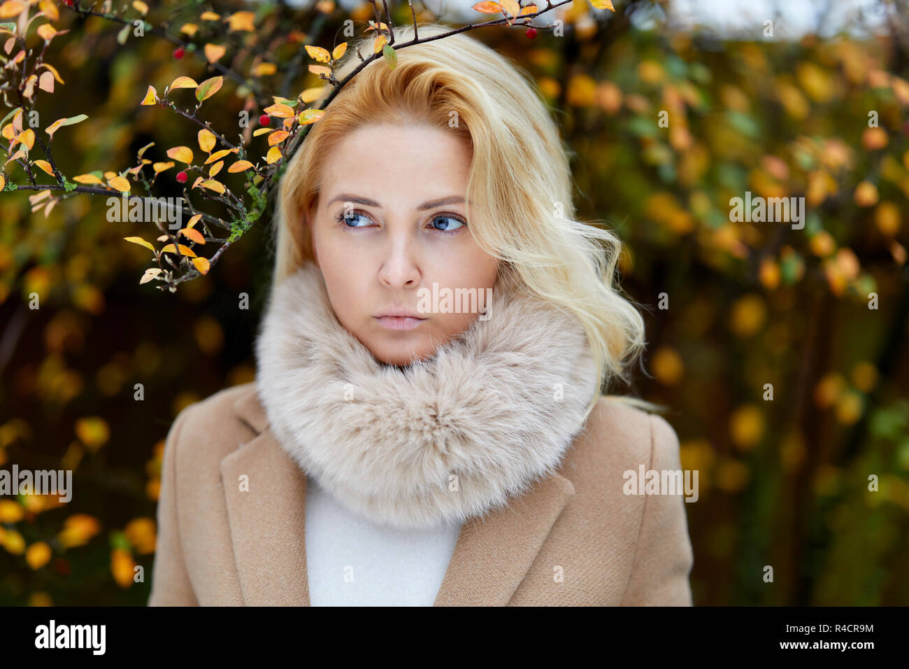 Femme la marche à l'extérieur pensant Banque D'Images