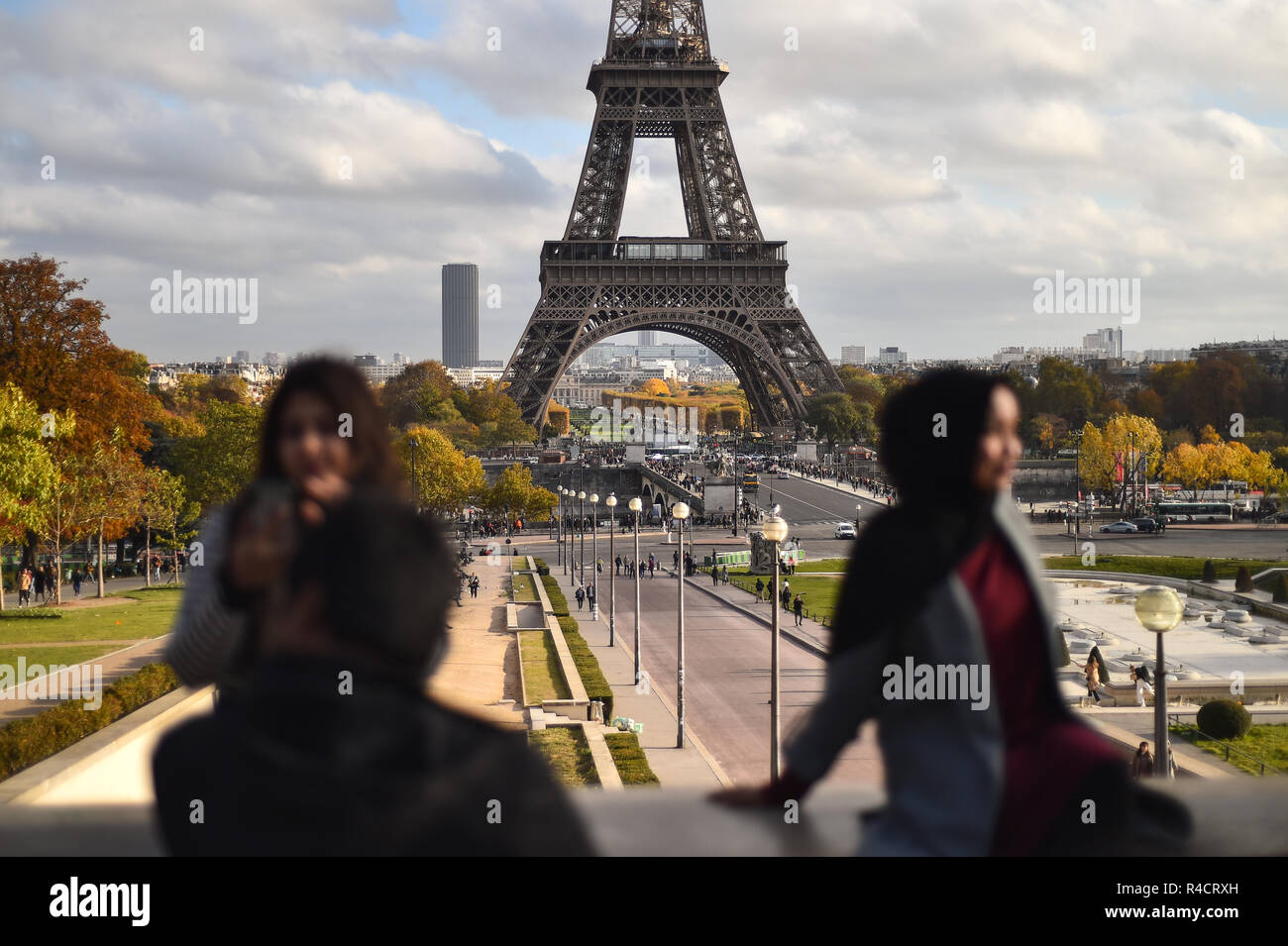 PARIS, FRANCE - Novembre 9, 2018 : les touristes faire in Trocadero site avec Tour Eiffel en arrière-plan dans une journée d'automne Banque D'Images