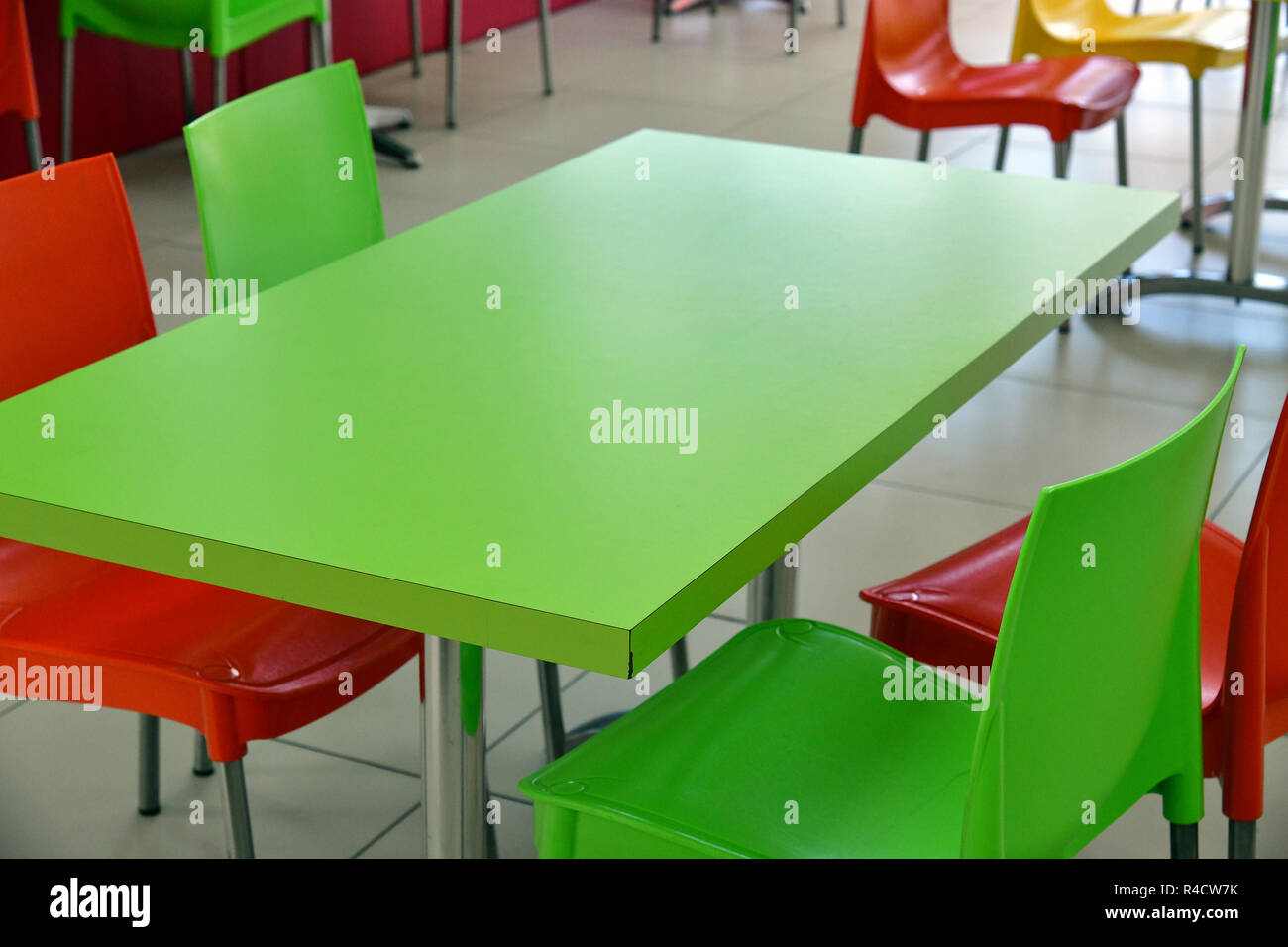 Fragment de café intérieur avec des tables et chaises en plastique Banque D'Images