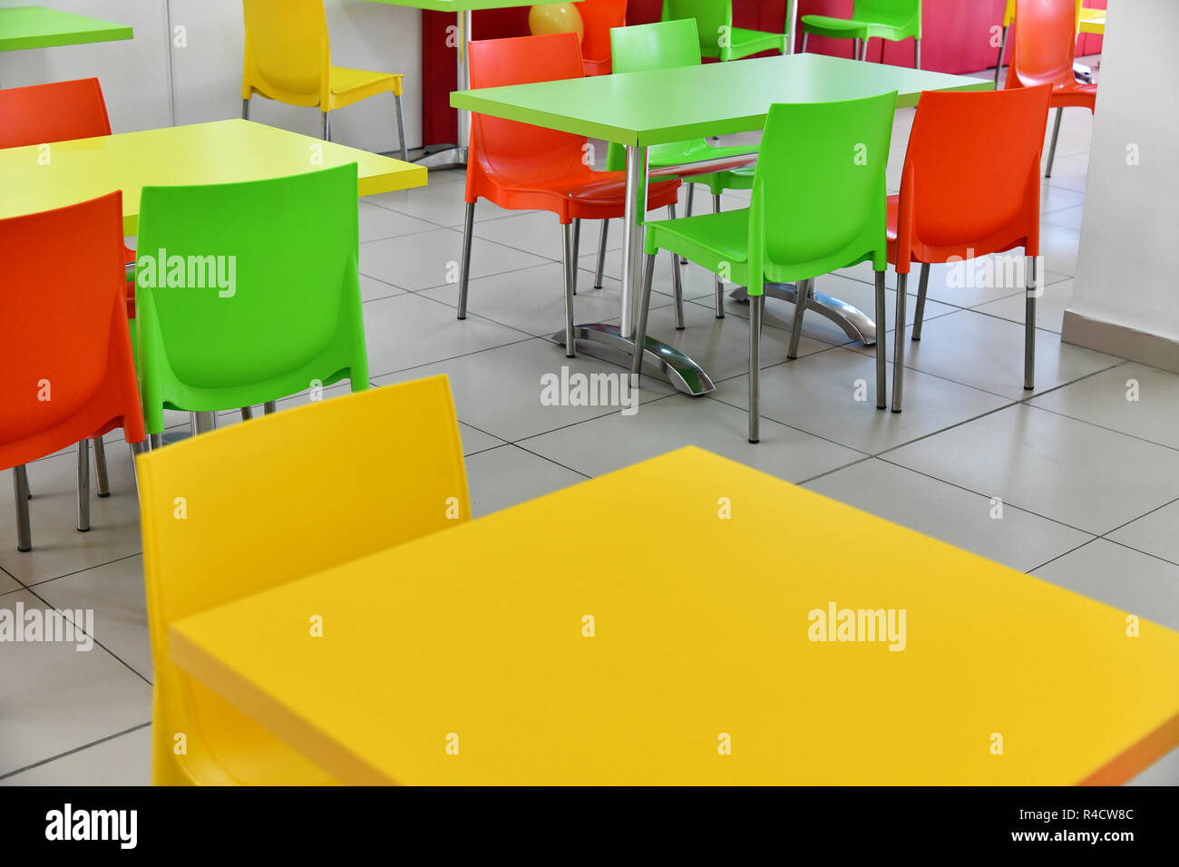 Fragment de café intérieur avec des tables et chaises en plastique Banque D'Images