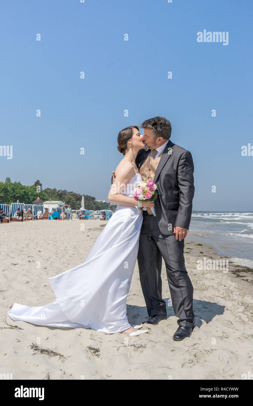 Un couple fraîchement marrié qui baise fort