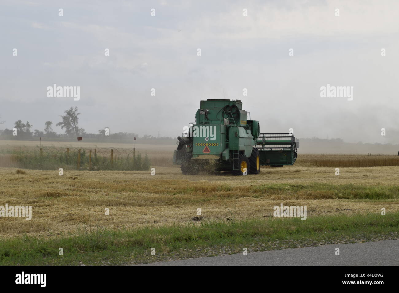 Kombain recueille sur la récolte de blé. Les machines agricoles sur le terrain. Banque D'Images