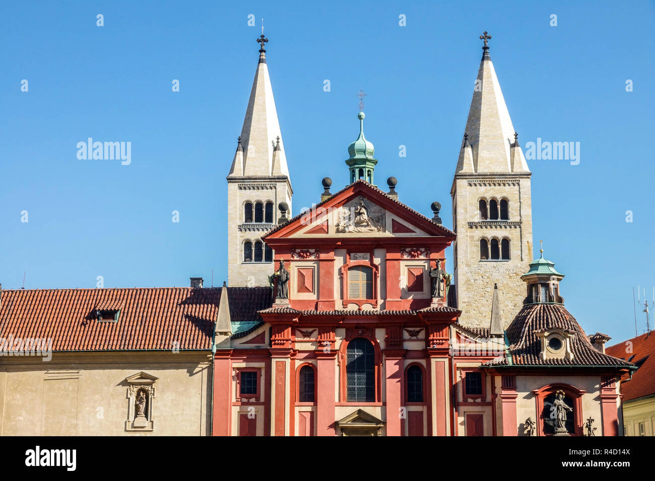 Basilique St George sur le château de Prague République Tchèque Europe Banque D'Images