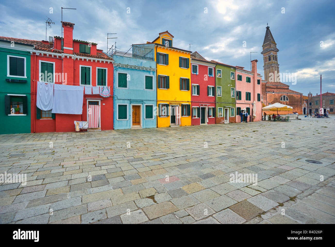 Rue Avec Des Batiments Colores Dans L Ile De Burano Venise Italie Architecture Et Monuments De Venise Carte Postale De Venise Photo Stock Alamy