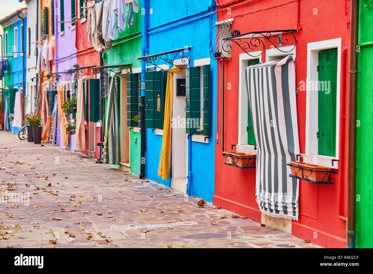 Rue Avec Des Batiments Colores Dans L Ile De Burano Venise Italie Architecture Et Monuments De Venise Carte Postale De Venise Photo Stock Alamy