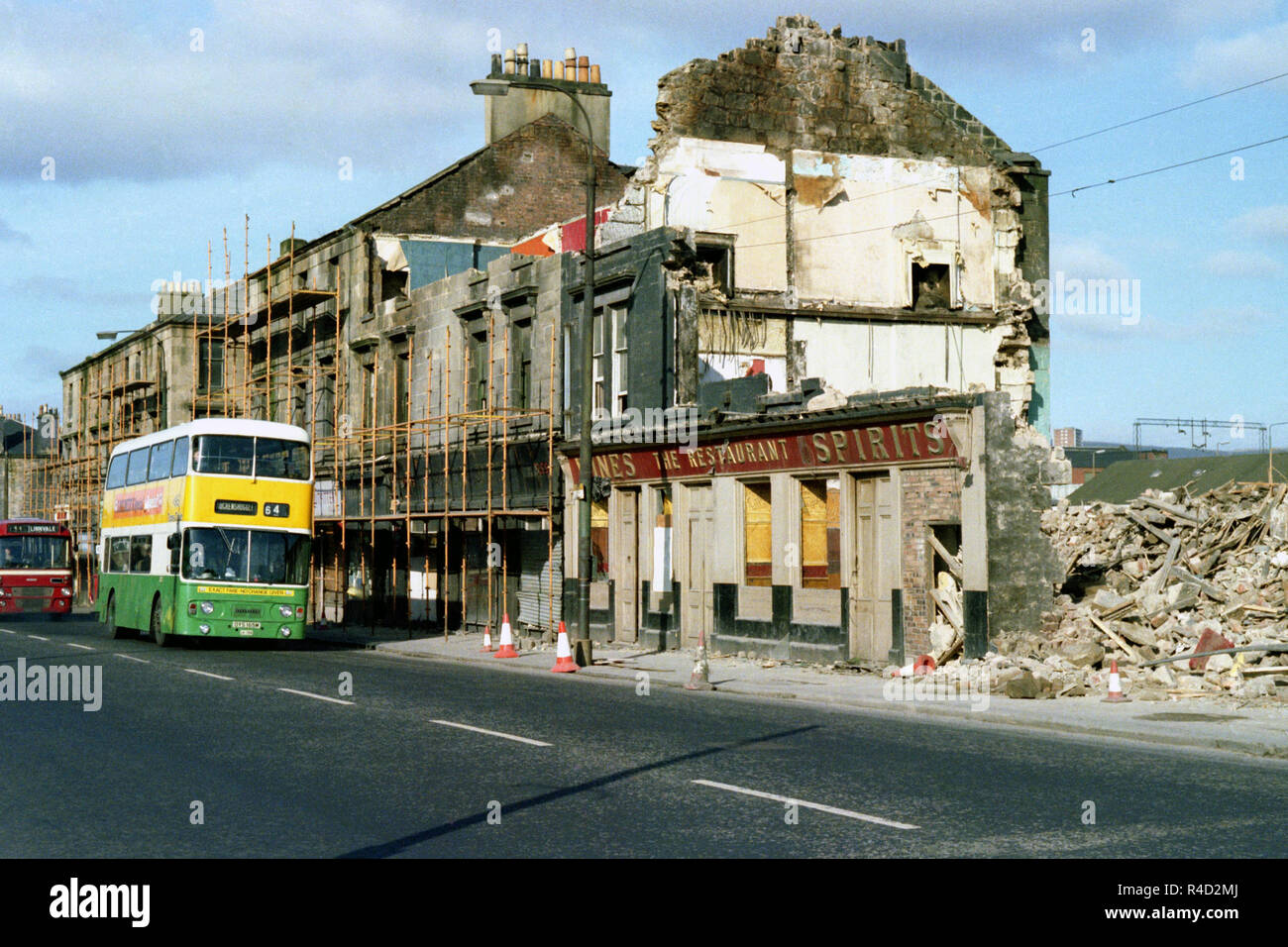 Connolly's Pub Glasgow Road d'être démoli pour faire place à l'autoroute de Clydeside. La grande coopérative peut être vu dans l'arrière-plan. - Mars 1980 Banque D'Images
