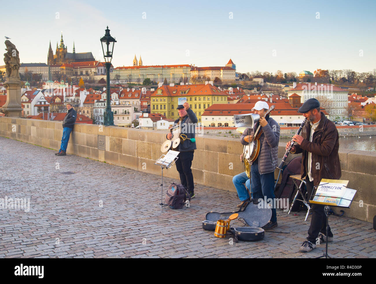 PRAGUE, RÉPUBLIQUE TCHÈQUE - 14 NOV 2018 : Street Music groupe jouant au pont Charles à Prague. Le Château de Prague dans l'arrière-plan. Banque D'Images