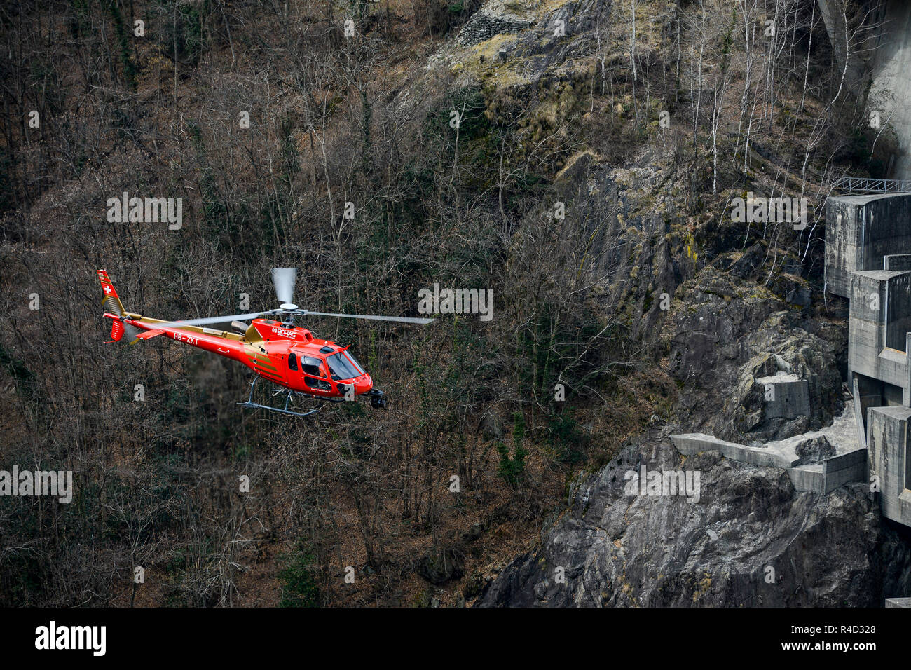 À l'air de l'air shot tournage aérien au film d'action avec un gyro stabilisée cineflex V14 caméra montée sur un Airbus AS350B3 dans l'hélicoptère Al Suisse Banque D'Images