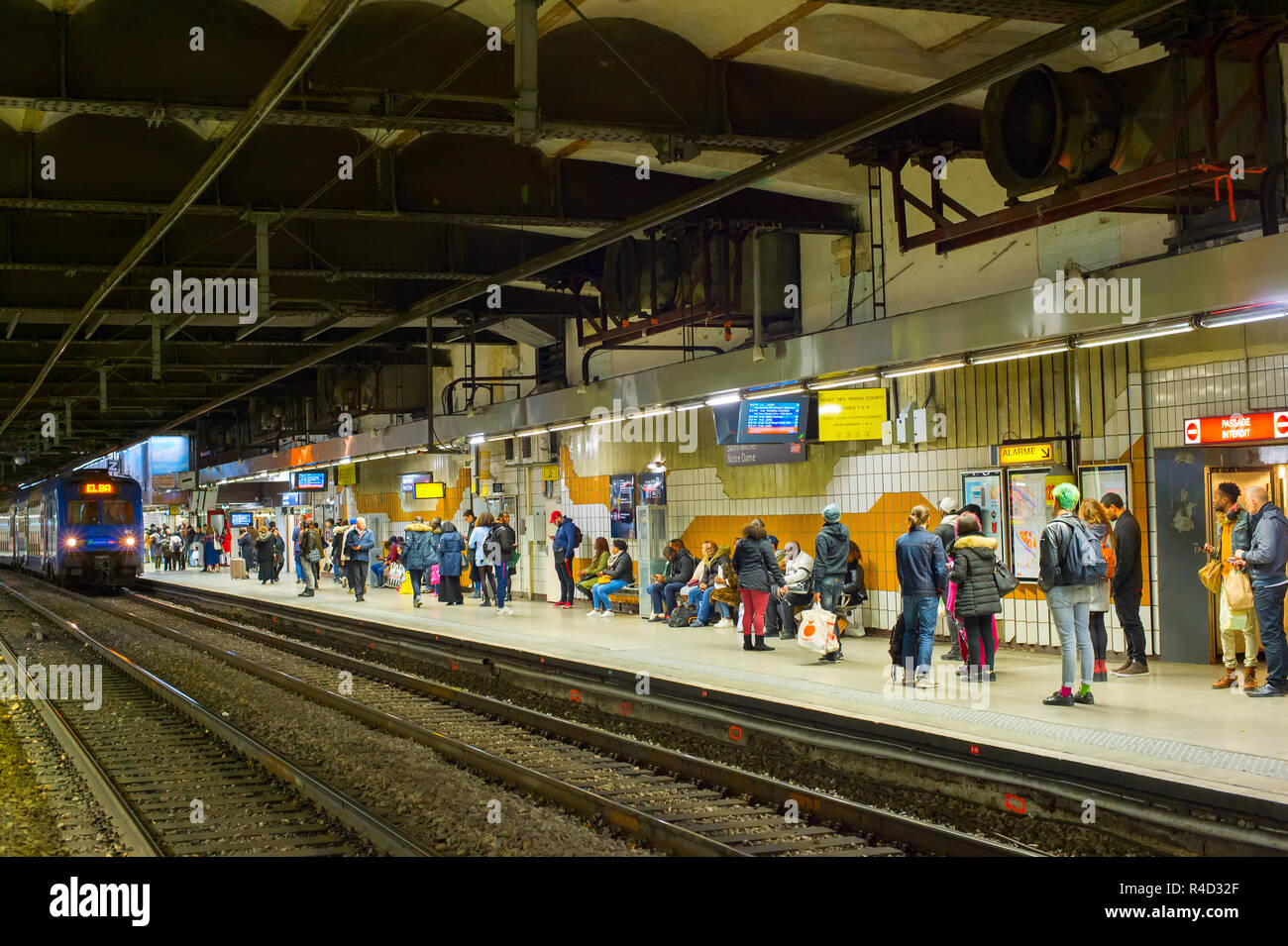 PARIS, FRANCE - 09 NOVEMBRE 2018 : les gens à Paris station de métro. Train arrive. Banque D'Images