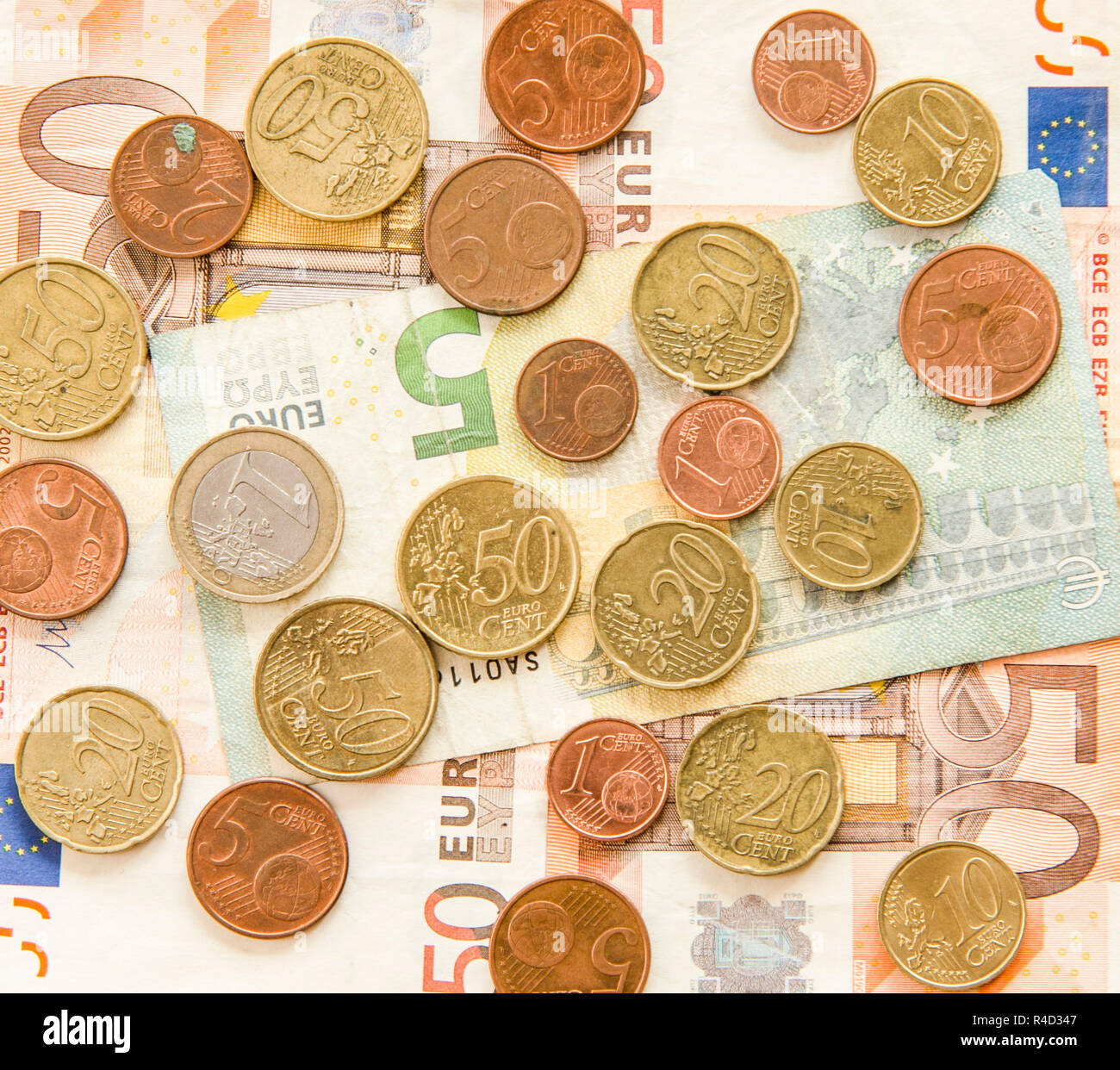 Perdre Jusqu De Monnaie Euro Pieces Et Billets En Euros Contexte De L Argent Photo Stock Alamy