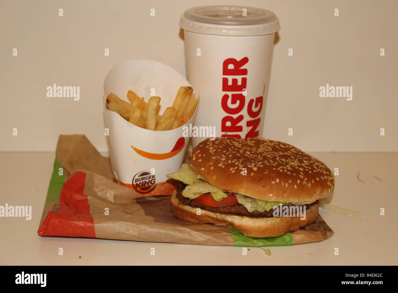Editorial photo d'un combo whopper de Burger King sur un fond blanc Banque D'Images