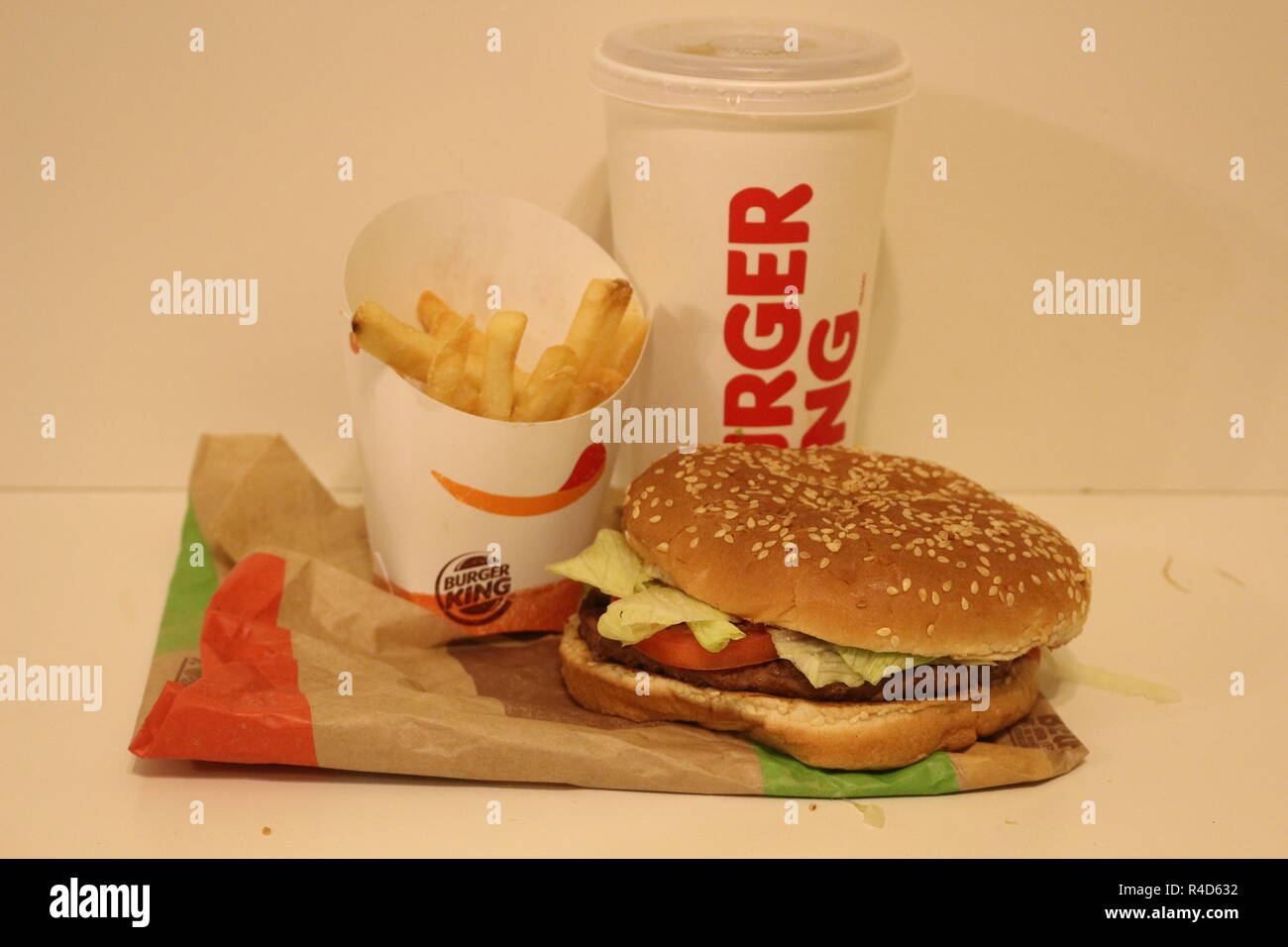 Editorial photo d'un combo whopper de Burger King sur un fond blanc Banque D'Images