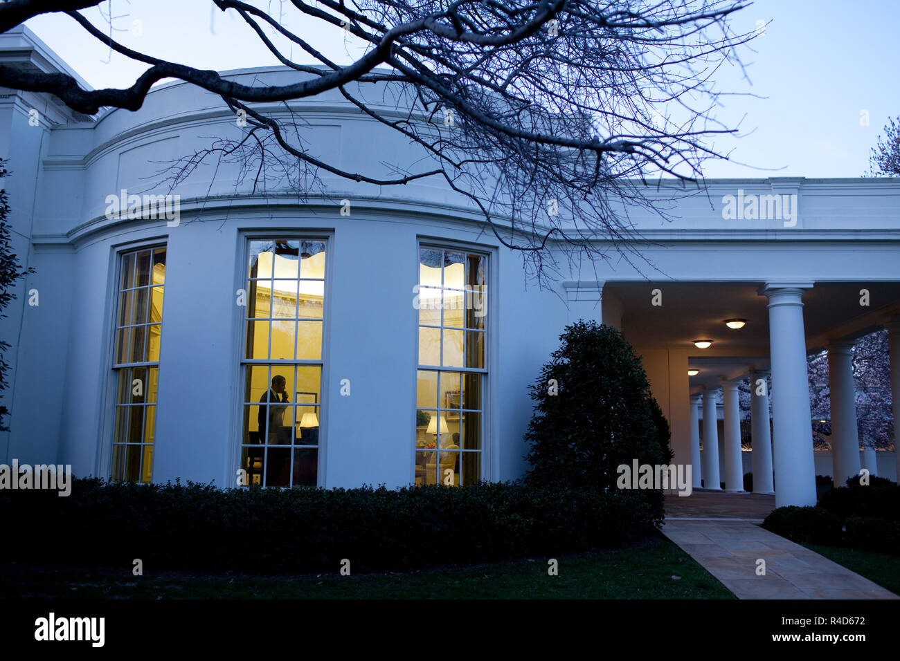 Le président Barack Obama appelle un membre du Congrès au sujet de la réforme des soins de santé le bureau ovale, le 19 mars 2010.Ê (Official White House Photo by Pete Souza) Banque D'Images