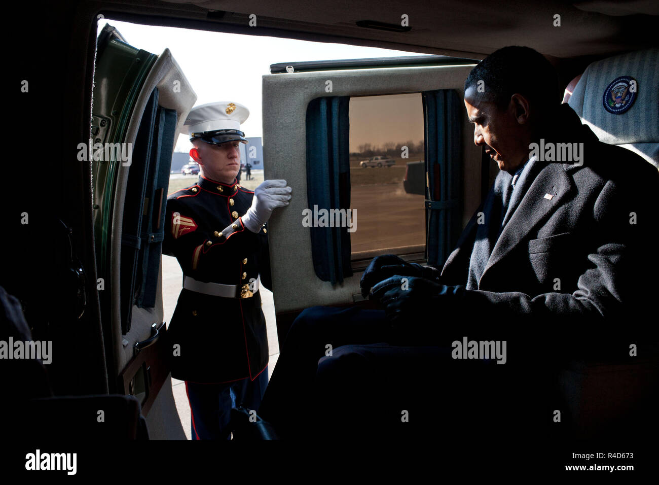 Le président Barack Obama arrive à bord de l'un à l'aéroport municipal d'Osawatomie-Paola in Osawatomie, Kan., le 6 décembre 2011. (Photo Officiel de la Maison Blanche par Pete Souza) Banque D'Images