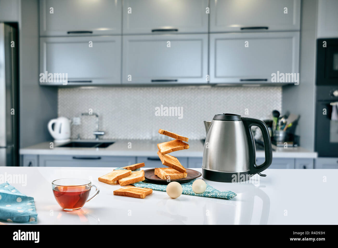 Délicieux petit déjeuner avec des toasts croustillants et tasse de café ou de thé sur fond gris. Banque D'Images