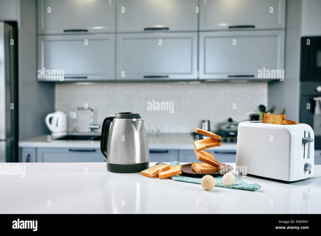 Délicieux petit déjeuner avec des toasts croustillants et tasse de café ou de thé sur fond gris. Banque D'Images
