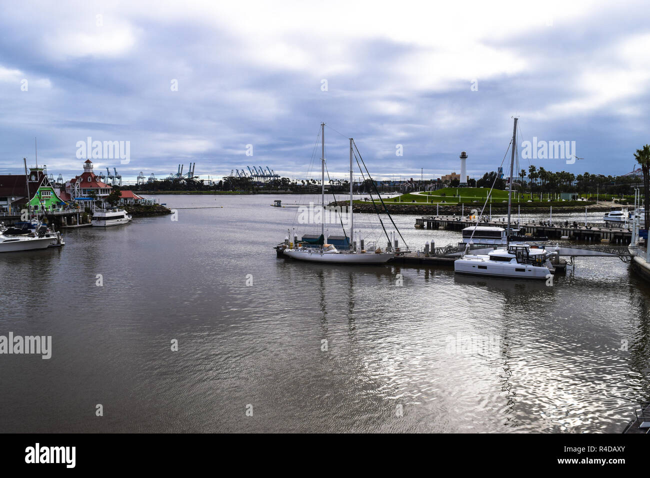 LONG BEACH, CA - le 20 février 2017 : village du littoral au Rainbow Harbor. Village du littoral est une destination populaire pour les habitants et touristes. Banque D'Images