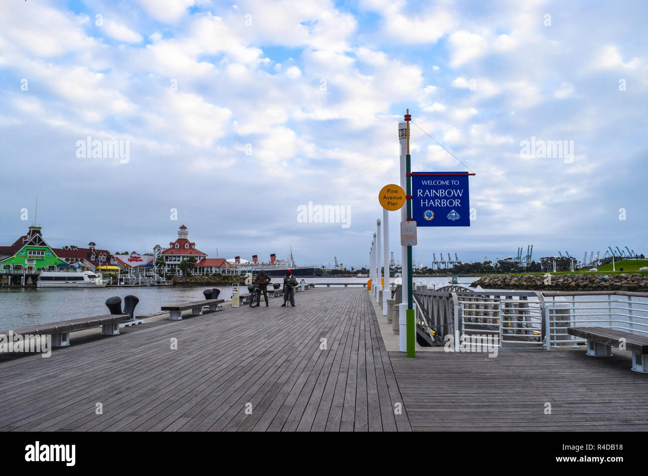 LONG BEACH, CA - le 20 février 2017 : village du littoral est un charmant village avec commerces et restaurants de la promenade de couleur arc-en-ciel avec vue sur le port. Banque D'Images