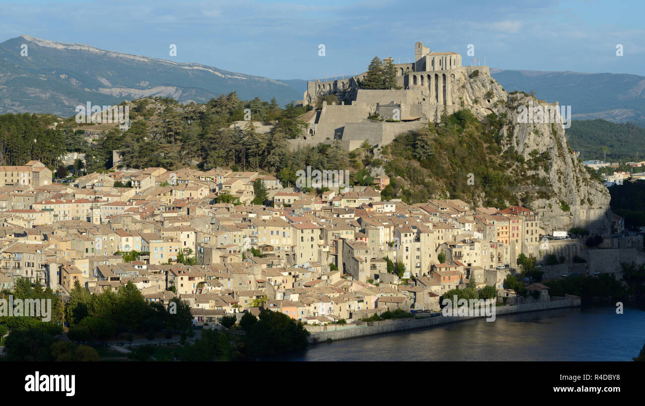 Vue panoramique sur la vieille ville, quartier historique et la Citadelle, le château ou forteresse, Sisteron, Alpes de Haute Provence, Provence, France Banque D'Images