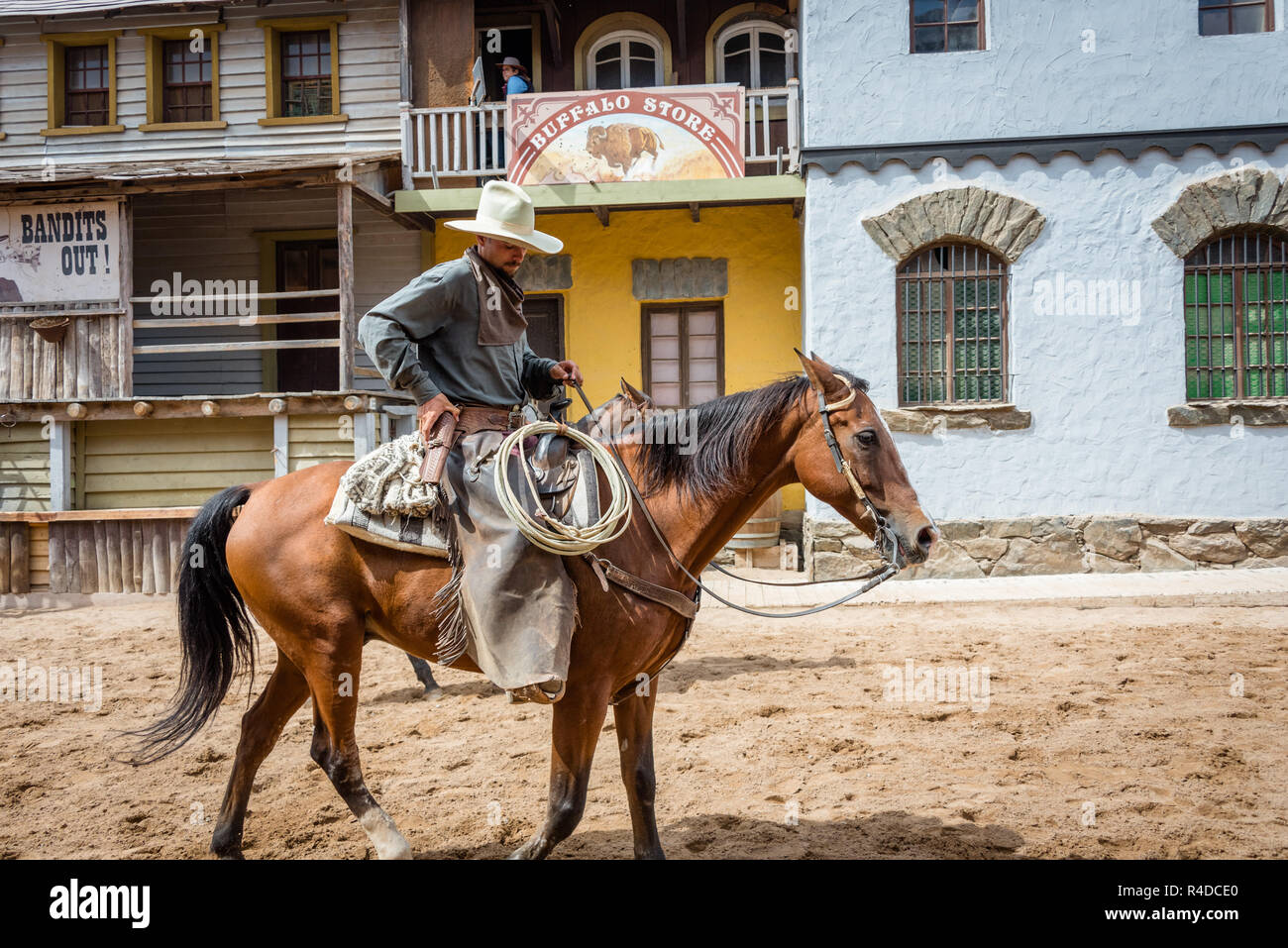 Débarrasser de cow-boy à cheval Sioux City Park San Agustin, Gran Canaria, Espagne Banque D'Images