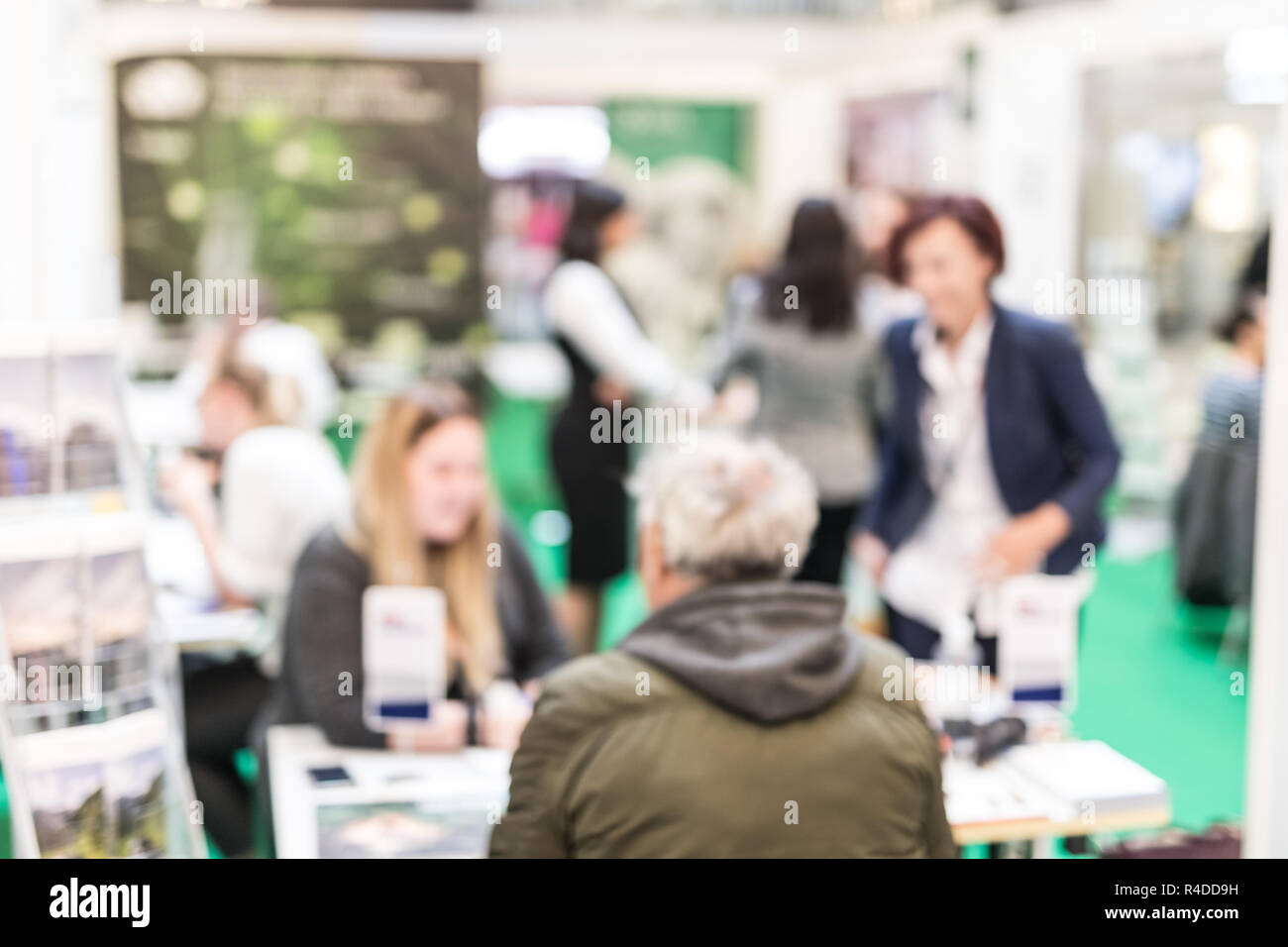 Les gens de discuter affaires floues anonyme lors d'un salon. Banque D'Images