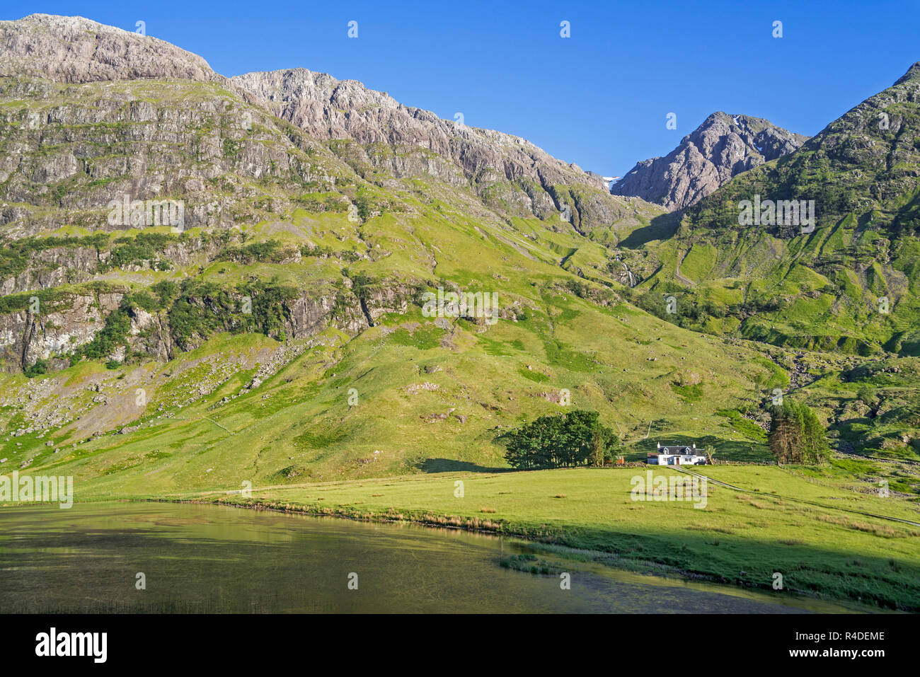 Achnambeithach chalet sur les rives du Loch Achtriochtan au pied d'Aonach Dubh, Glencoe, Highland, Lochaber, Highlands, Scotland, UK Banque D'Images