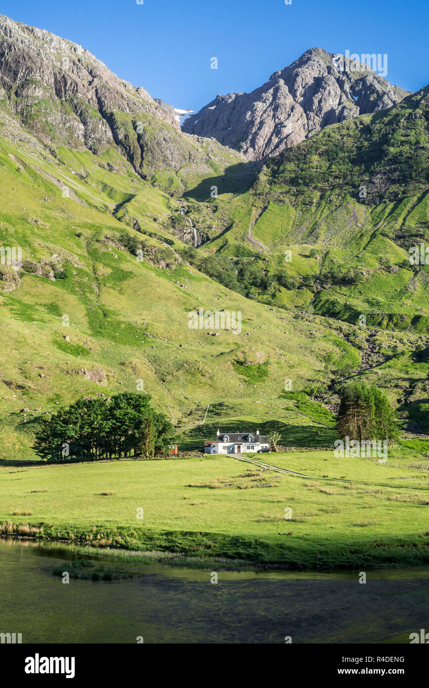 Achnambeithach chalet sur les rives du Loch Achtriochtan au pied d'Aonach Dubh, Glencoe, Highland, Lochaber, Highlands, Scotland, UK Banque D'Images