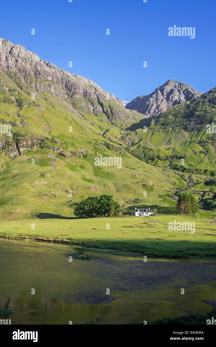 Achnambeithach chalet sur les rives du Loch Achtriochtan au pied d'Aonach Dubh, Glencoe, Highland, Lochaber, Highlands, Scotland, UK Banque D'Images