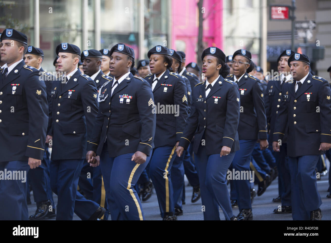 Les anciens combattants en mars soldats jour défilé dans la 5e Avenue à New York en 2018, commémorant le 100e anniversaire de la fin de la Seconde Guerre l. (Army Service uniforme, ASU, porté en événements officiels.) Banque D'Images