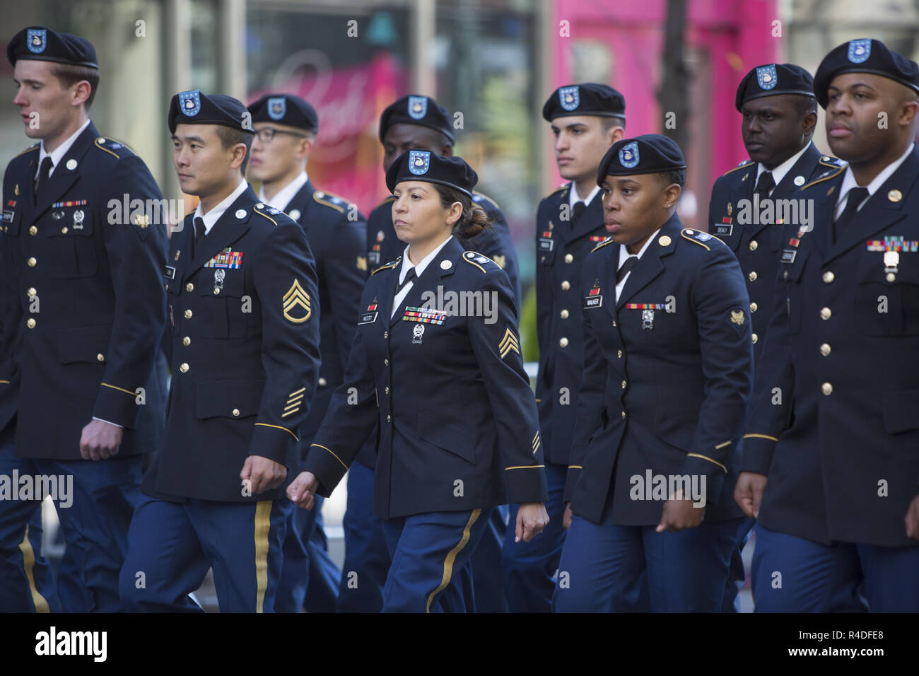 Les anciens combattants en mars soldats jour défilé dans la 5e Avenue à New York en 2018, commémorant le 100e anniversaire de la fin de la Seconde Guerre l. (Army Service uniforme, ASU, porté en événements officiels.) Banque D'Images