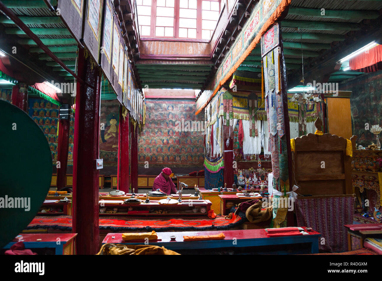 Le moine bouddhiste et de l'intérieur de Chemrey Gompa du Ladakh, le Jammu-et-Cachemire, l'Inde Banque D'Images