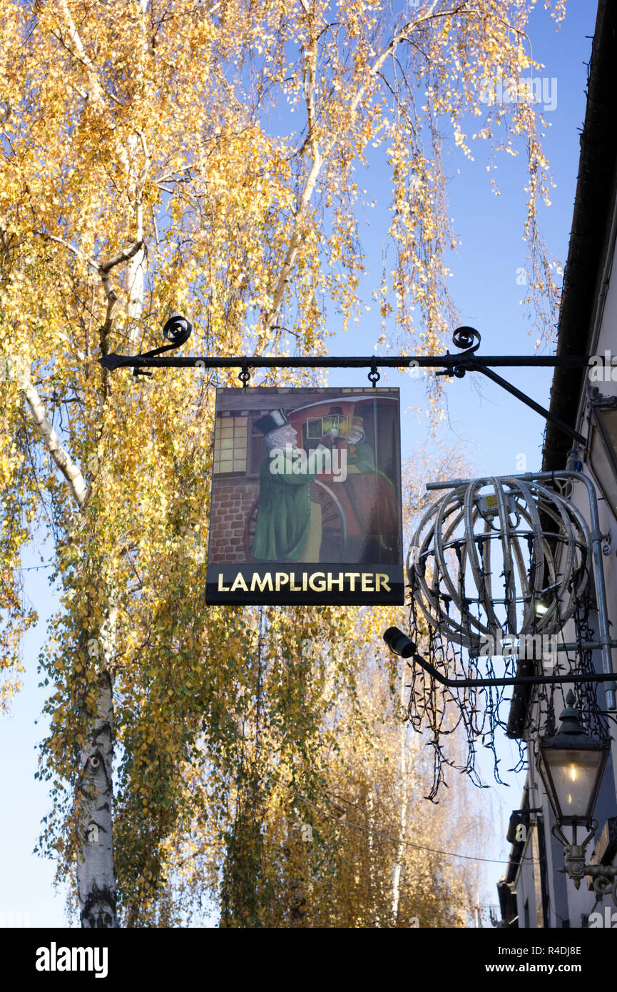 Signe pour le Lamplighter, public house dans la ville de Stratford Upon Avon, Warwickshire. Banque D'Images