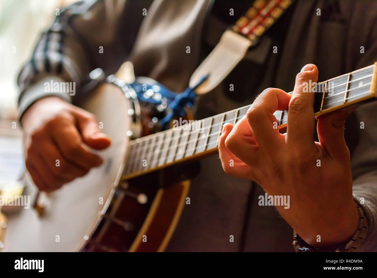 Close up mains d'homme jouant de la mandoline 8 cordes Banque D'Images