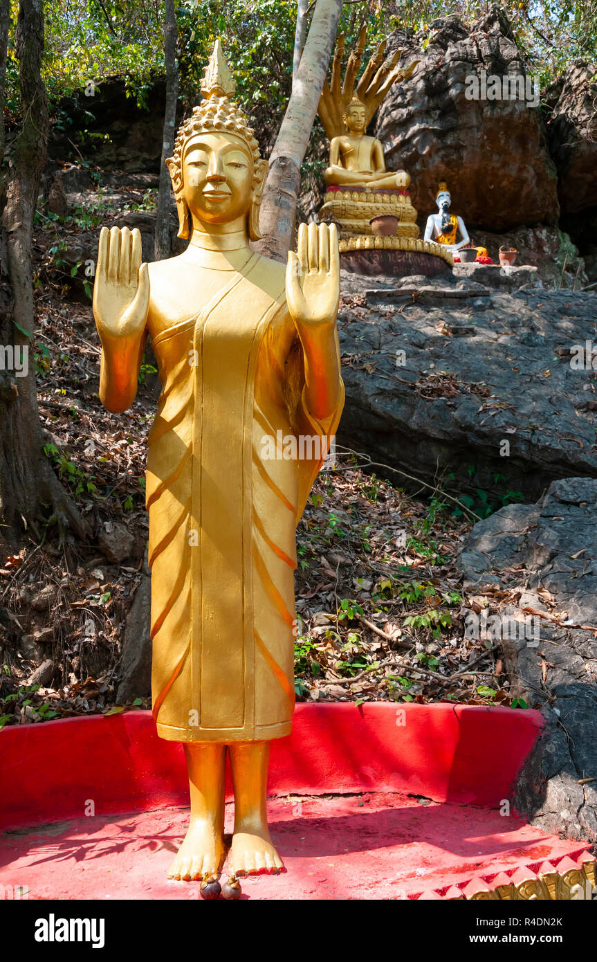 L'endroit ou deux statues de Bouddhas d'or debout sur le Mont Phousi, Luang Prabang, Laos Banque D'Images