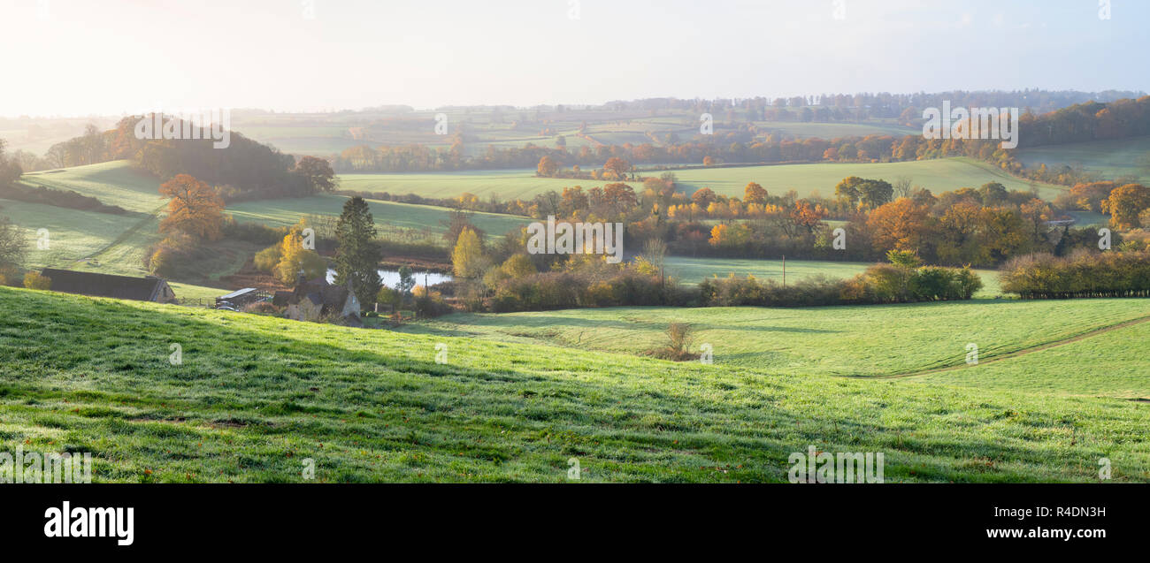 Terres agricoles d'automne dans la grande propriété TEW. Great TEW, Cotswolds, Oxfordshire, Angleterre Banque D'Images