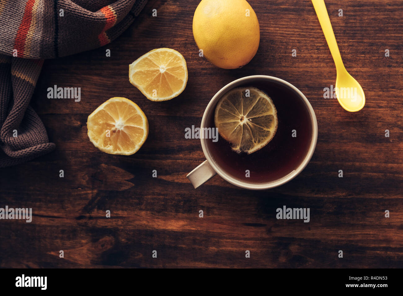 Tasse de thé et de citron frais, vue du dessus de la table avec boissons chaudes avec ton rétro nostalgique Banque D'Images