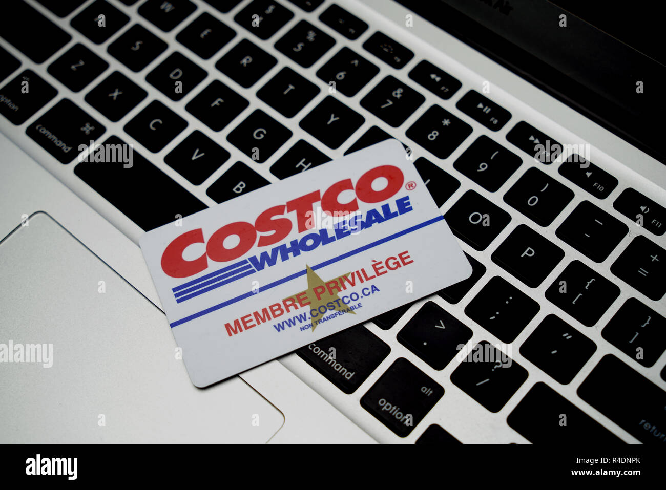 Montréal,Canada,26,novembre 2018.Une carte de membre de Costco.on computer keyboard.Crédit : Mario Beauregard/Alamy Live News Banque D'Images