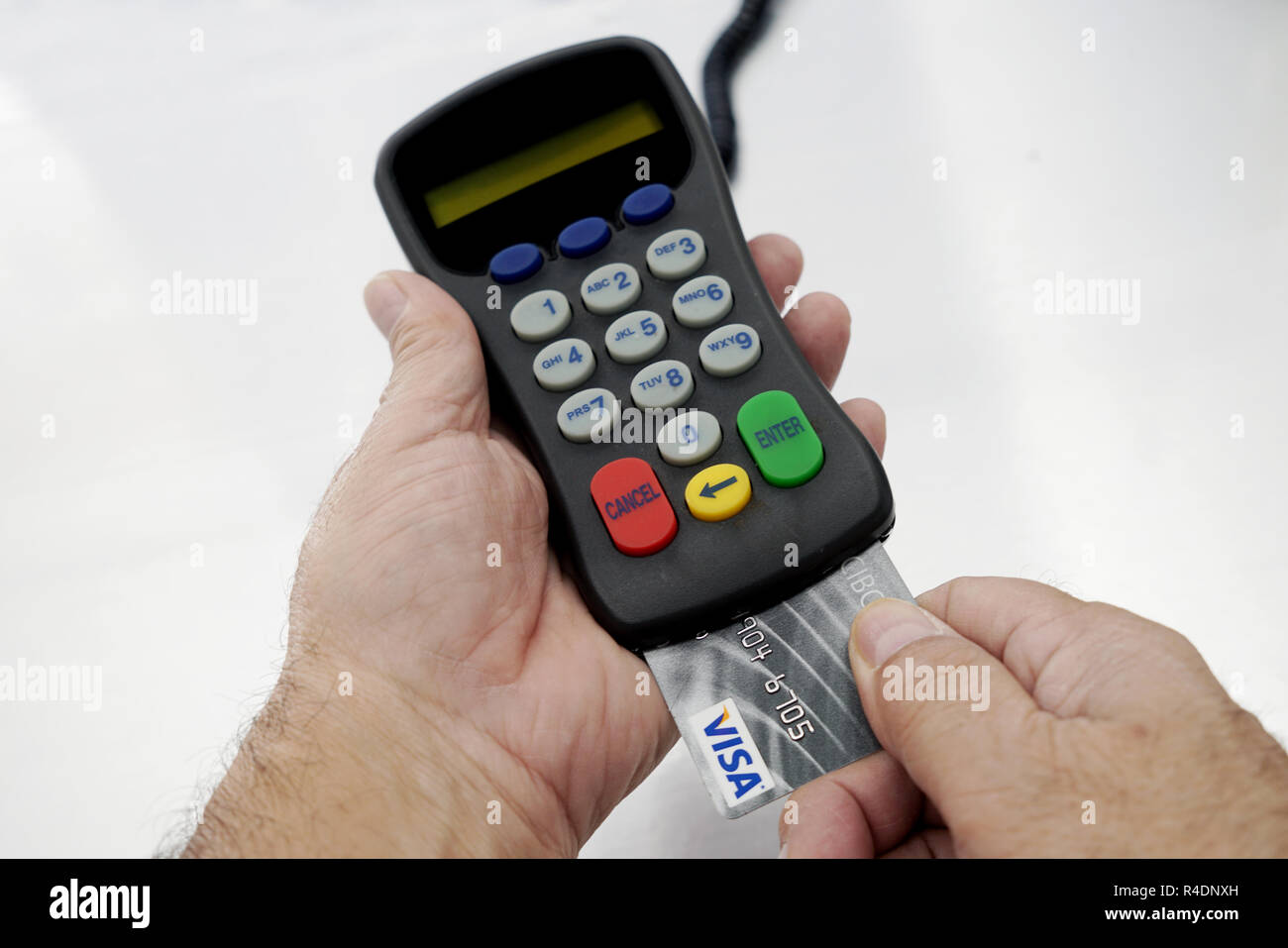 Montréal,Canada,26,novembre 2018.mains tenant une carte de crédit pin-pad unité.Crédit : Mario Beauregard/Alamy Live News Banque D'Images