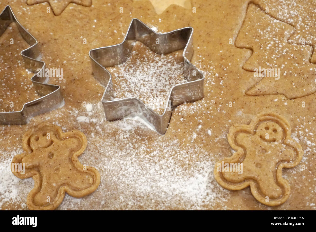 Gingerman cookies pâte aromatique et moules pour la cuisson du gâteau de Noël Banque D'Images