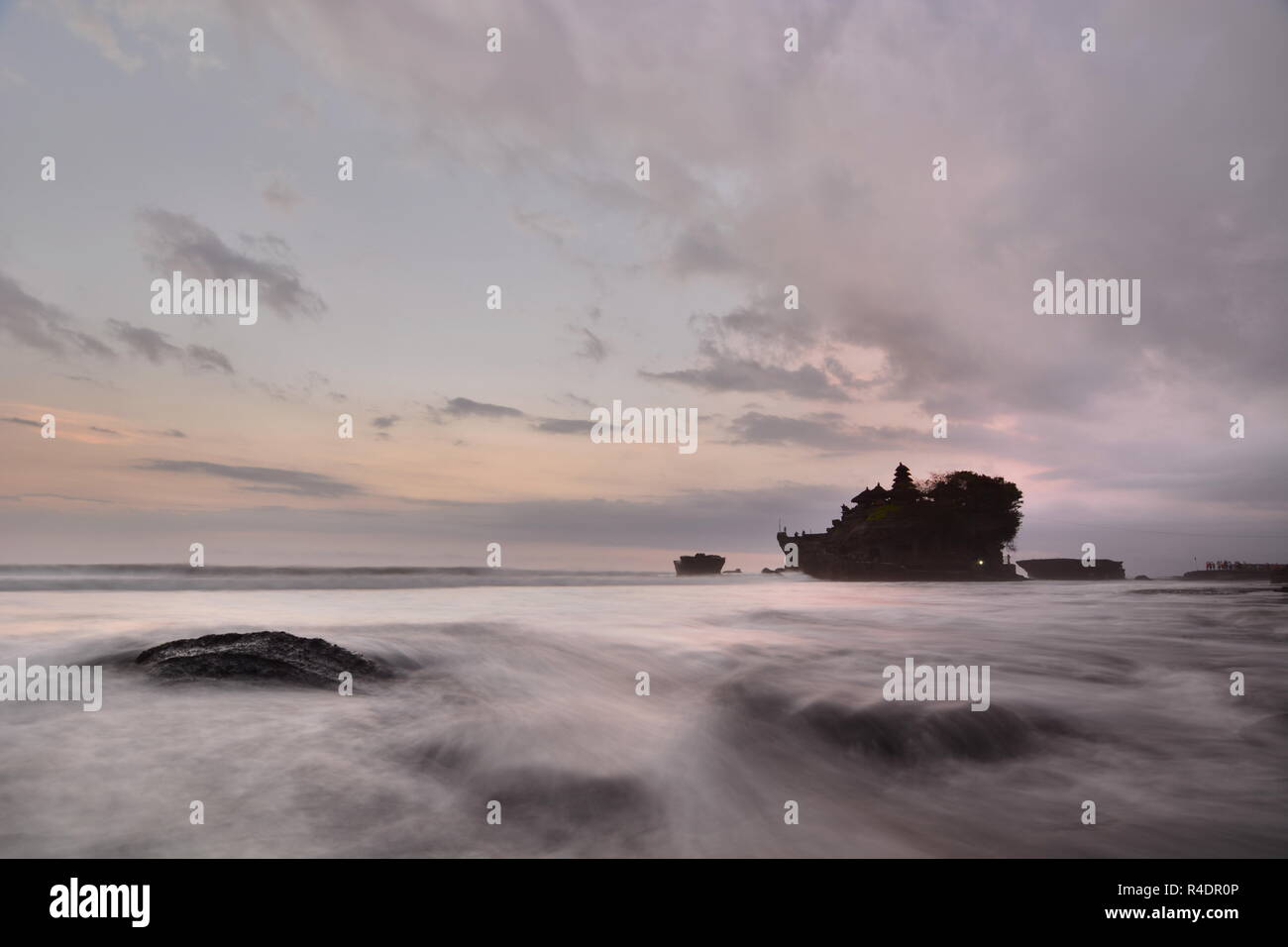 Scenic coucher du soleil à Pura Tanah Lot. Bali. L'Indonésie Banque D'Images
