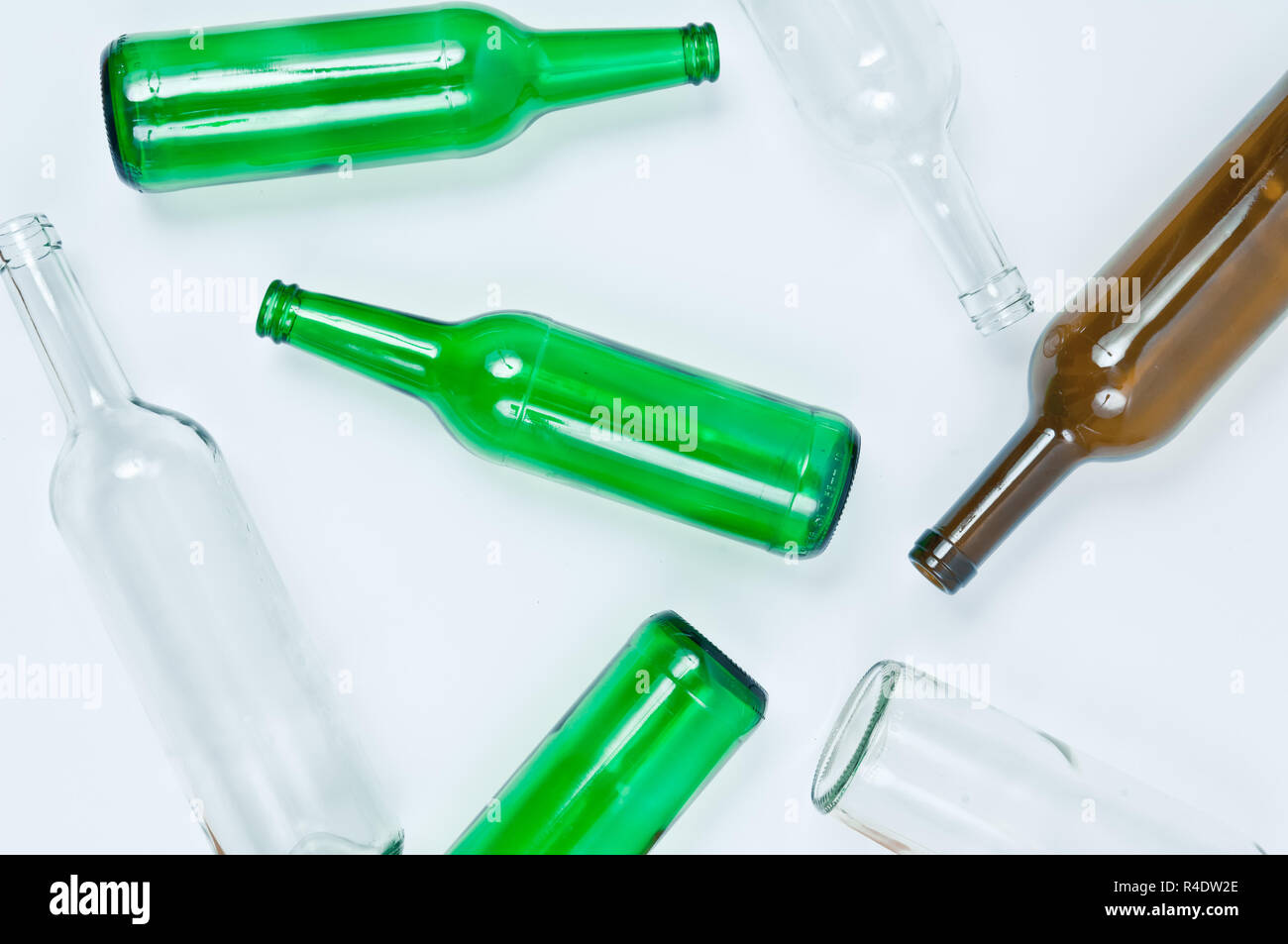 Bouteilles en verre de différentes couleurs, dont le thé vert, blanc, marron clair Banque D'Images