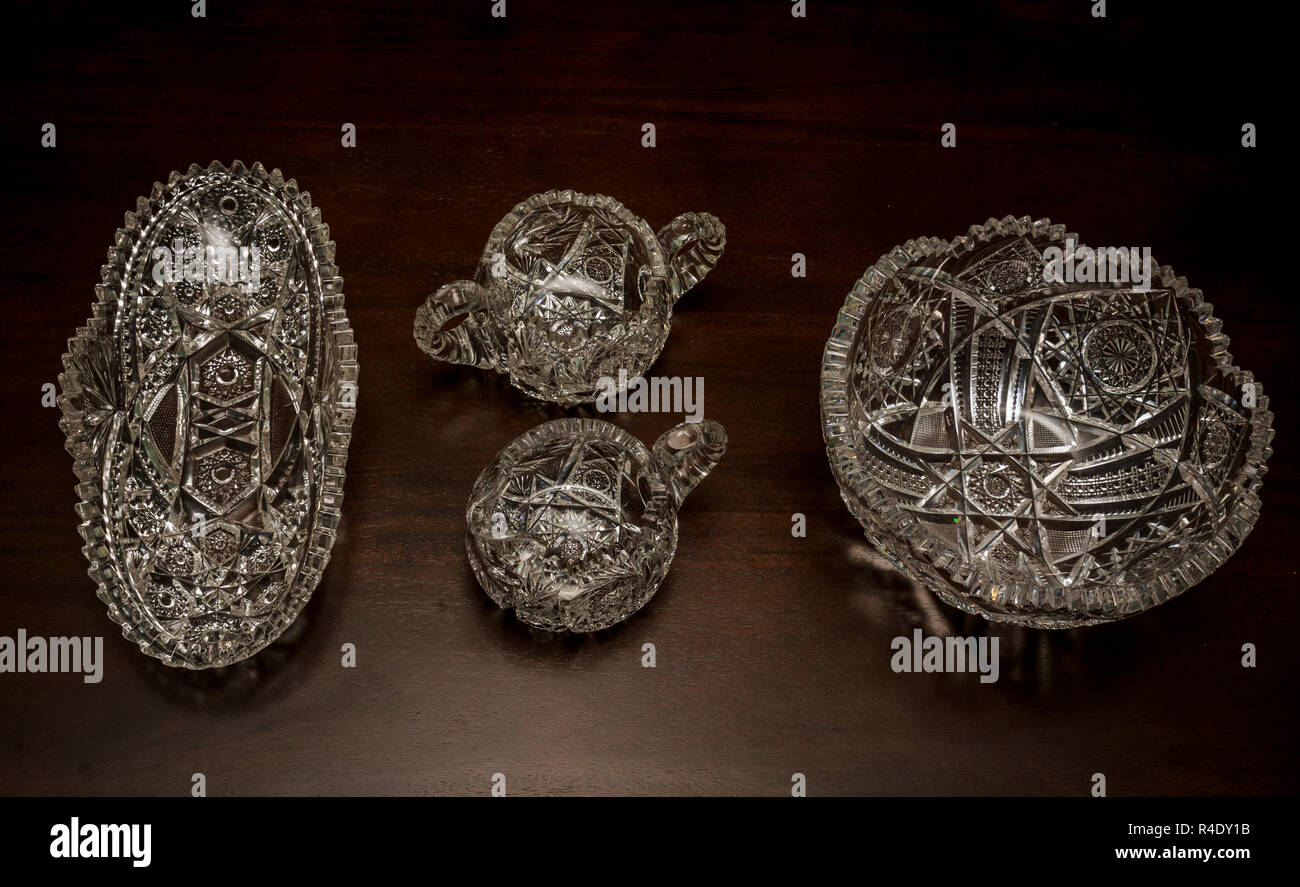 Ensemble de vaisselle en verre coupe antique servant des plats de la période américaine couper le verre, 1874-1917. Banque D'Images
