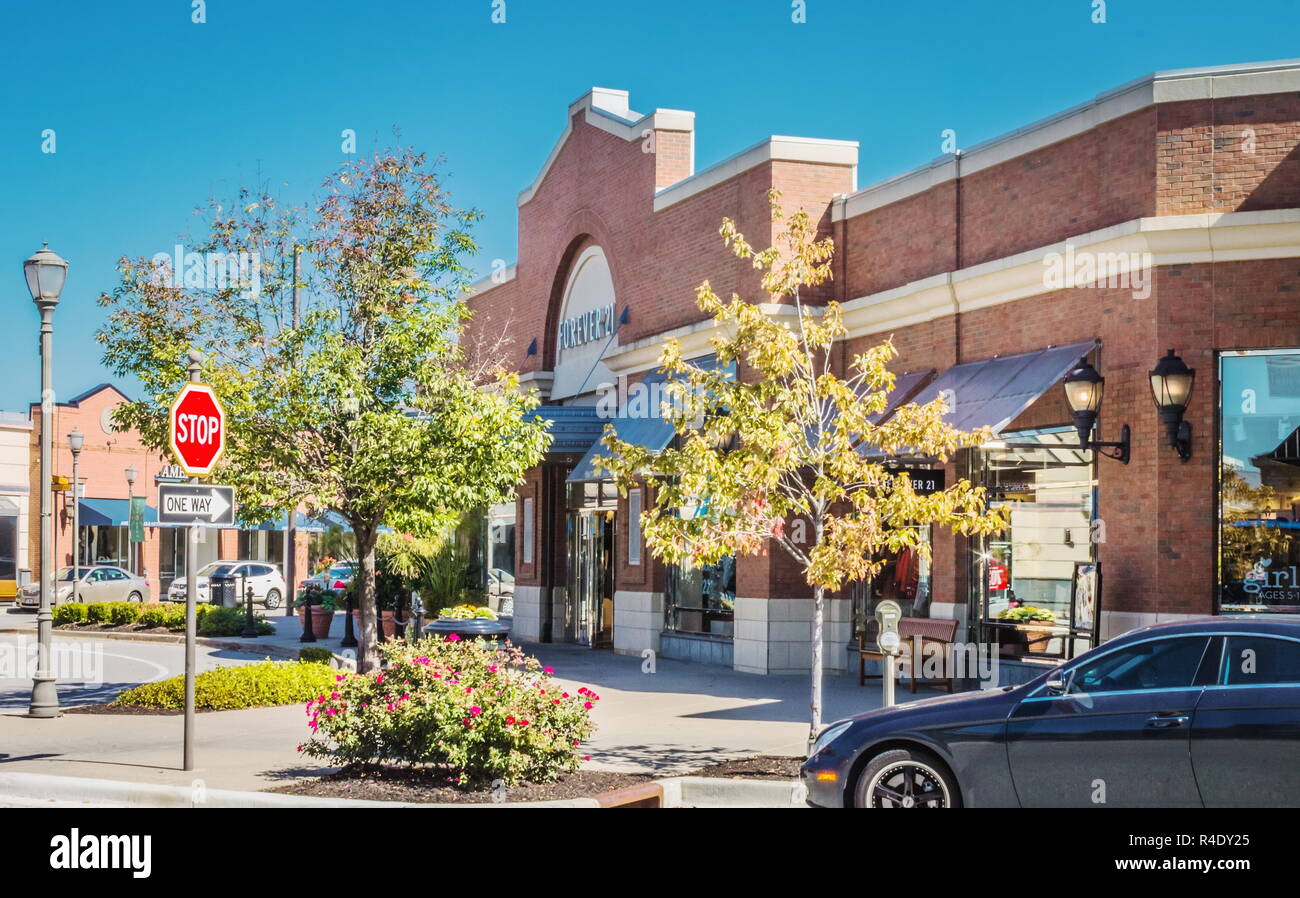 Kansas City, USA - 5 octobre 2016 : le centre-ville de Zona Rosa est un open-air, polyvalent, centre commercial avec une variété de restaurants haut de gamme, vente au détail Banque D'Images