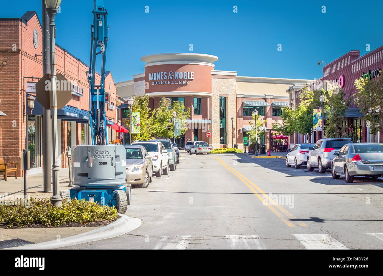 Kansas City, USA - 5 octobre 2016 : le centre-ville de Zona Rosa est un open-air, polyvalent, centre commercial avec une variété de restaurants haut de gamme, vente au détail Banque D'Images