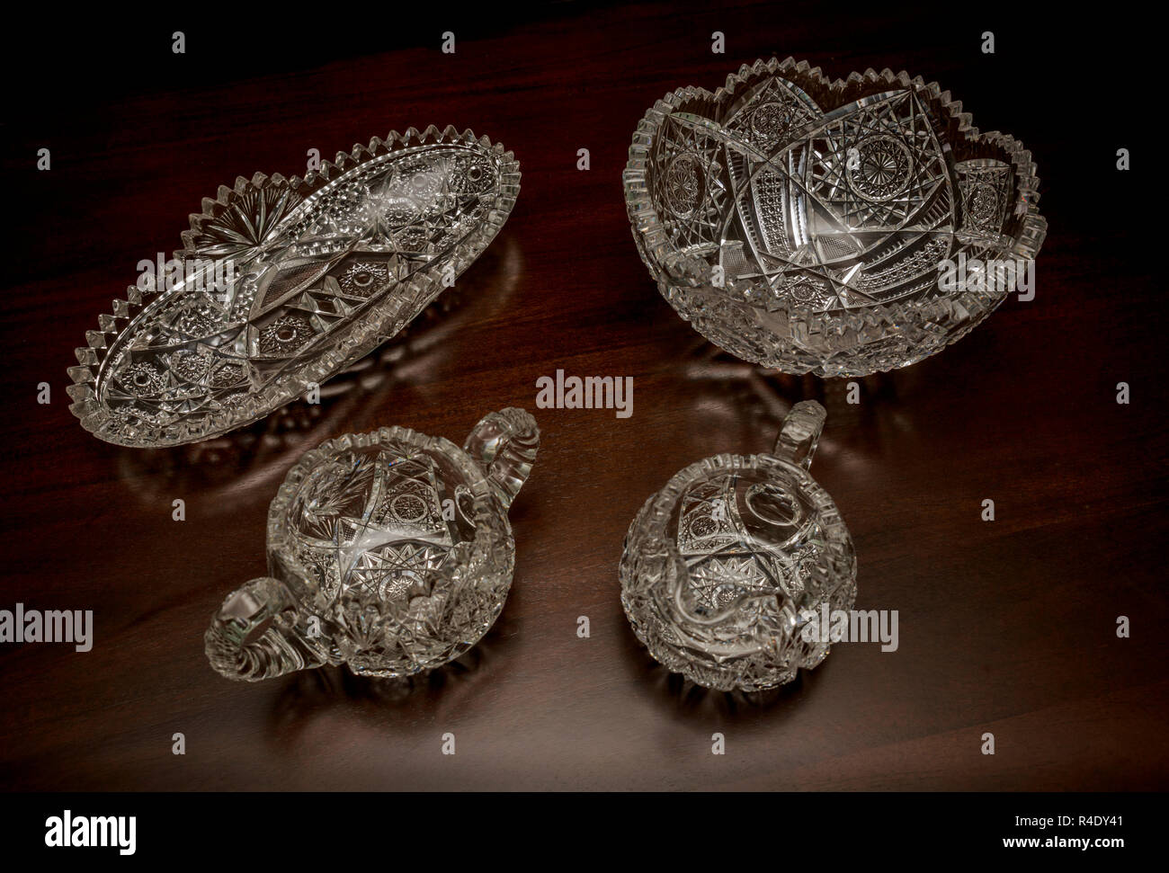 Ensemble de pièces de service en verre élégant coupé à partir de la période américaine couper le verre, 1874-1917. Banque D'Images