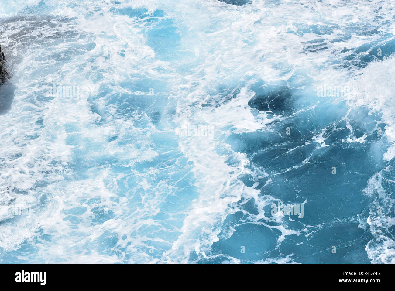 Avec des vagues de l'océan bleu Banque D'Images