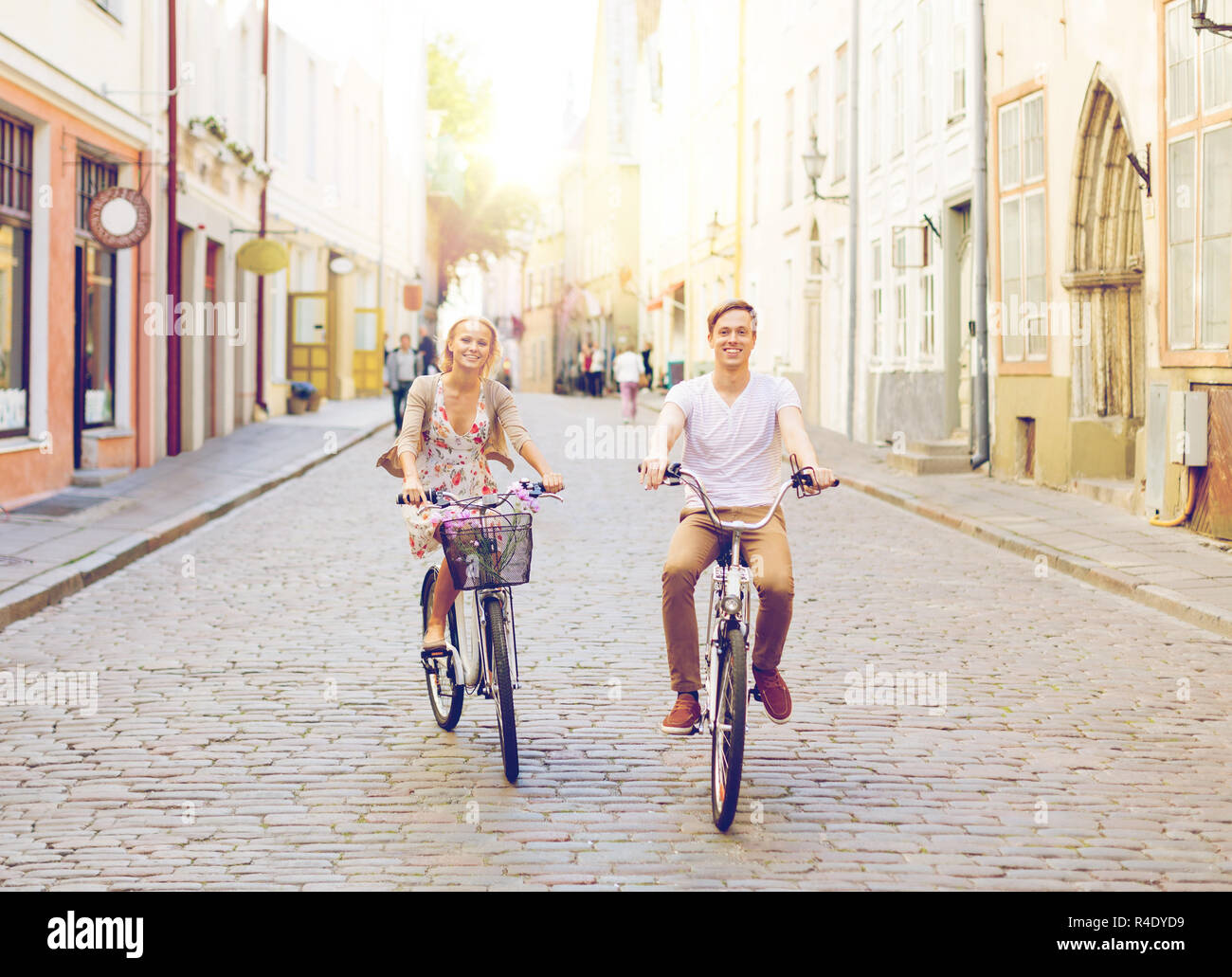Couple avec des vélos dans la ville Banque D'Images